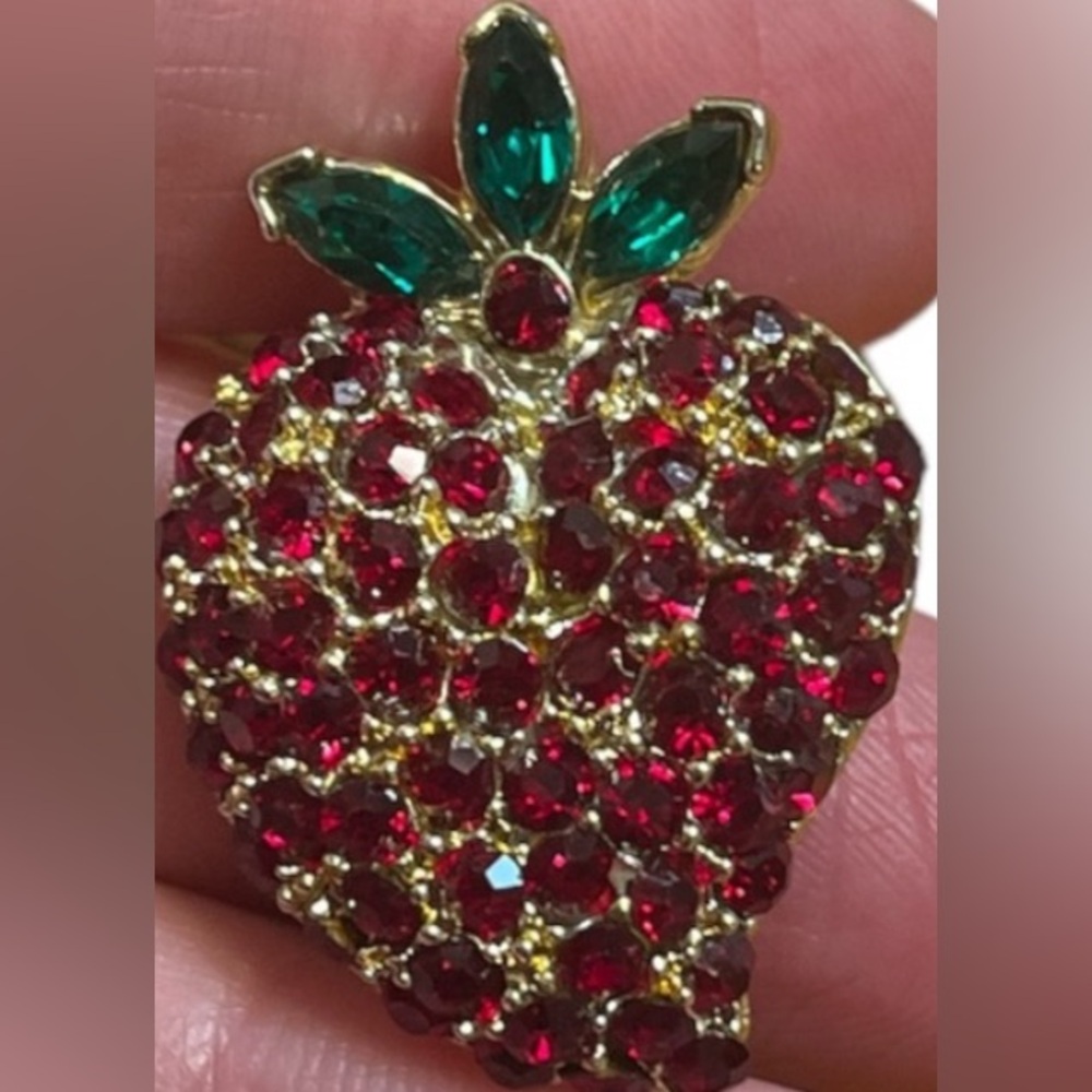 Vintage Strawberry pin, Red & Green crystal leaves about 1” goldtone working pin